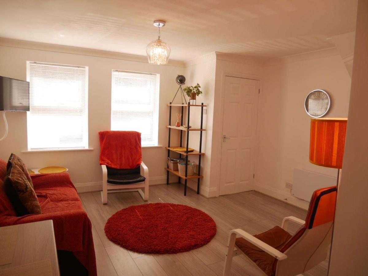 City Centre, Recently Renovated 2 Bedroom Flat Apartment *