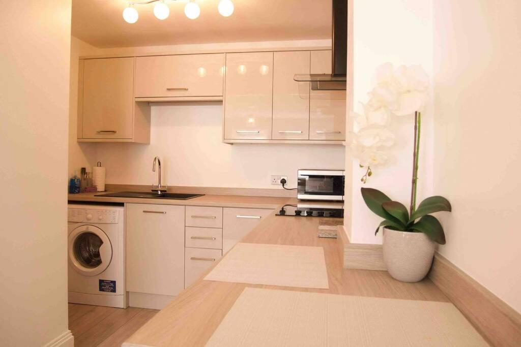 City Centre, Recently Renovated 2 Bedroom Flat Apartment